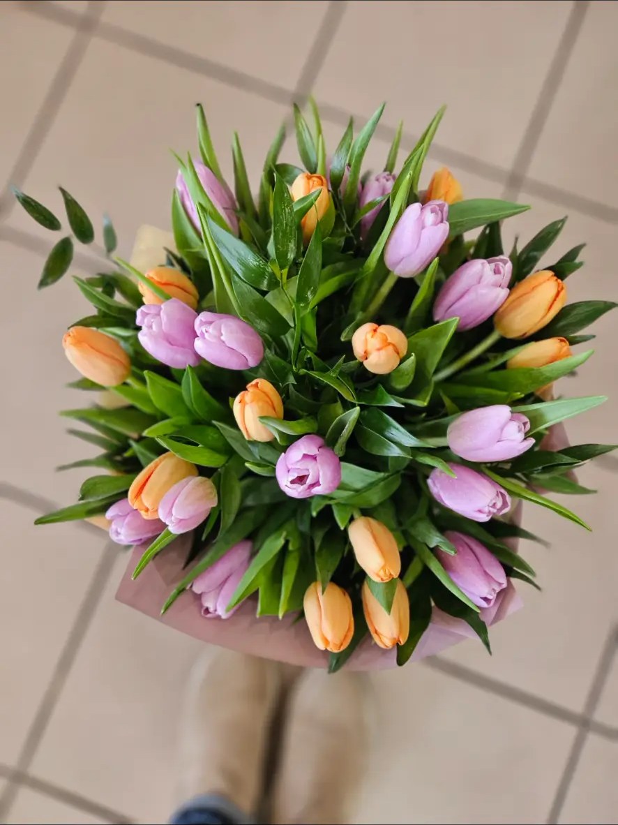 Lila és barackszínű tulipánokból kötött tavaszi csokor