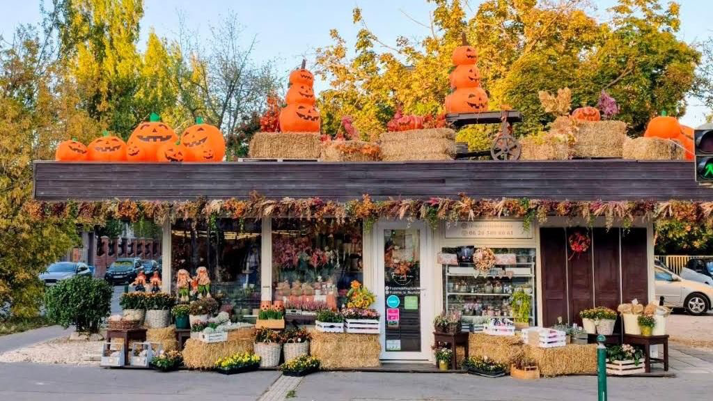 A Fruzsina la fleuriste üzlete őszi dekorációval a Körte utcában