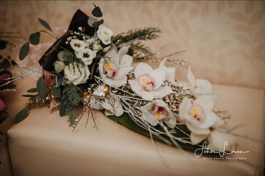 Fehér orchideákból készített hosszúkás virágkompozíció