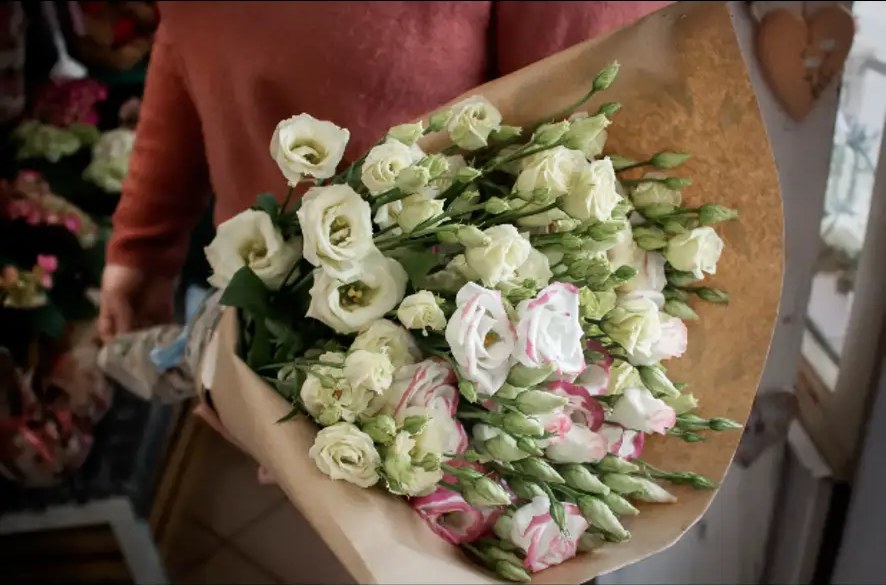 Fehér és rózsaszín virágokból kötött elegáns csokor